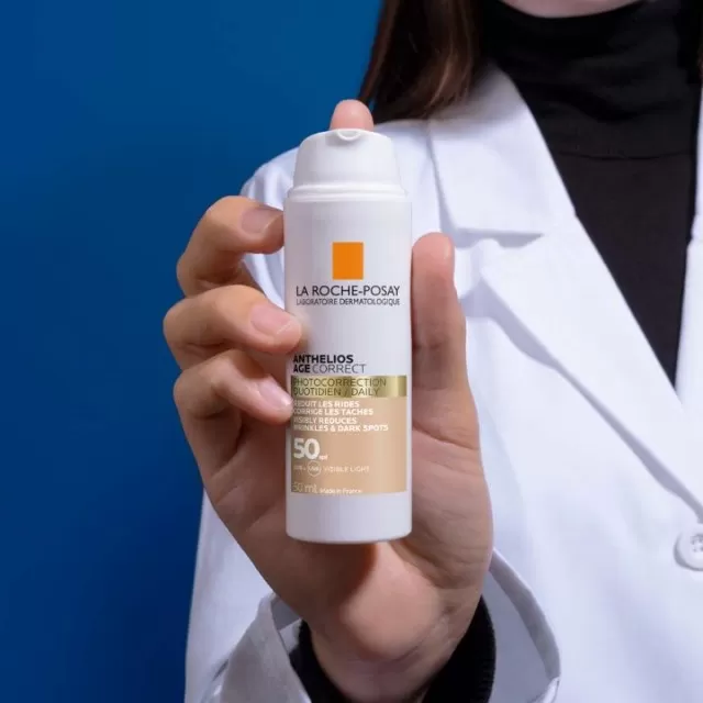 La Roche-Posay ANTHELIOS AGE CORRECT SPF50 Tonirana dnevna zaštita od sunca koja ispravlja znakove starenja, bore, tamne mrlje i elastičnost, 50 ml
