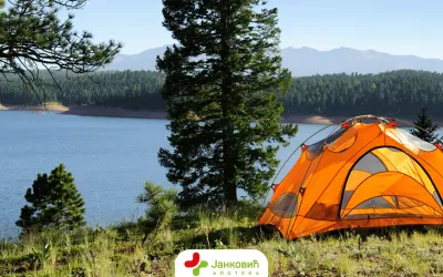 Kampovanje bez stresa: šta spakovati u mini apotekarsku torbu za avanture u prirodi?